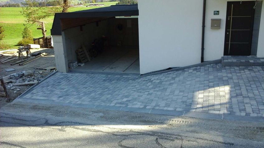 Geplasterste Einfahrt und Garage